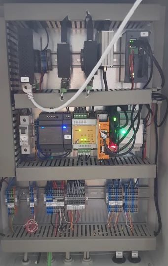 Individueller Schaltschrank mit mehreren Montageebenen