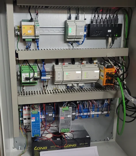 Individueller Schaltschrank mit Netzteilen, RS485-Modulen und USB-Hub