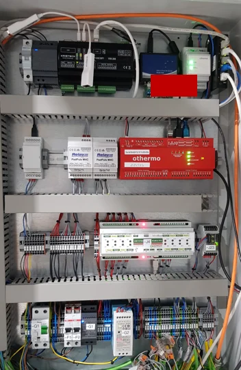 Individueller Schaltschrank mit Steuerung, Relaismodulen und Klemmen